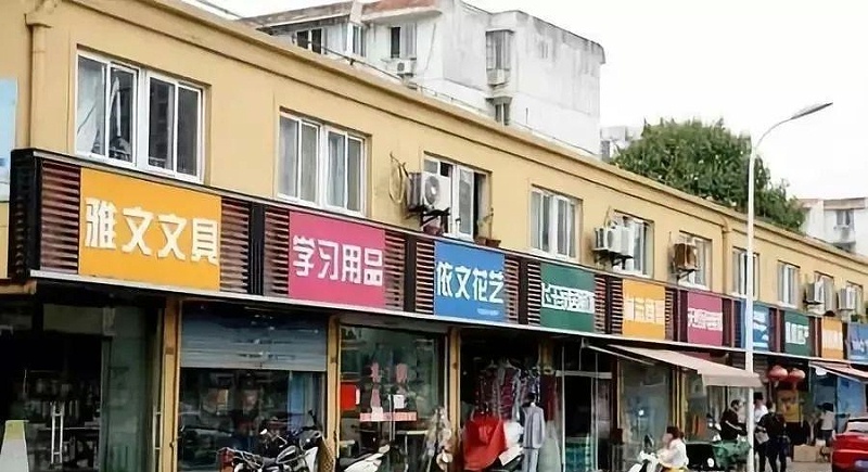 走在街上，發(fā)掘商鋪廣告牌一模一樣，統(tǒng)一式商店標(biāo)牌有必要嗎？3