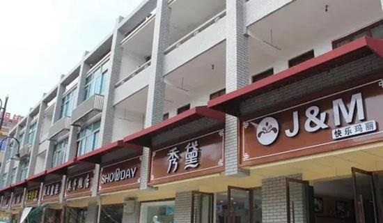 走在街上，發(fā)現(xiàn)商店標(biāo)牌如法泡制，統(tǒng)一式商鋪招牌有必要嗎？4