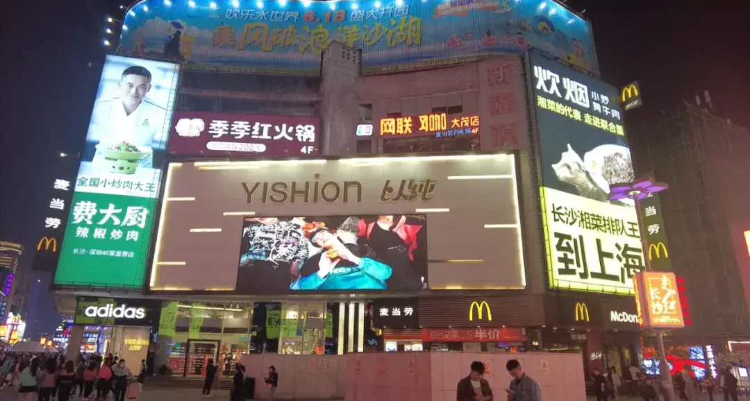 走訪長沙、重慶等地后，我總結(jié)出一套樓頂廣告牌“吸金術(shù)”