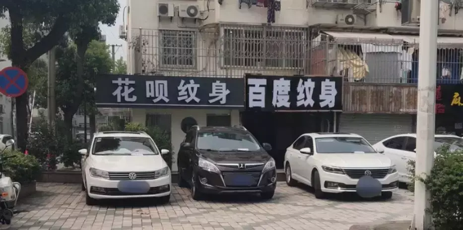 中國(guó)路邊的做燈箱廣告牌，我能笑一年5