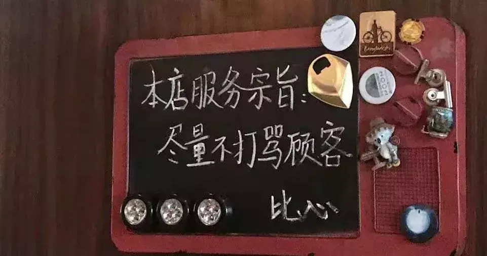中國(guó)路邊的做燈箱廣告牌，我能笑一年21