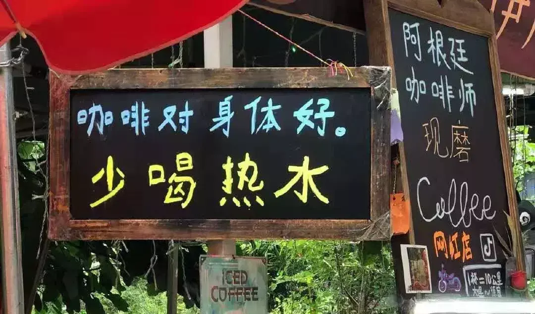 中國(guó)路邊的做燈箱廣告牌，我能笑一年24