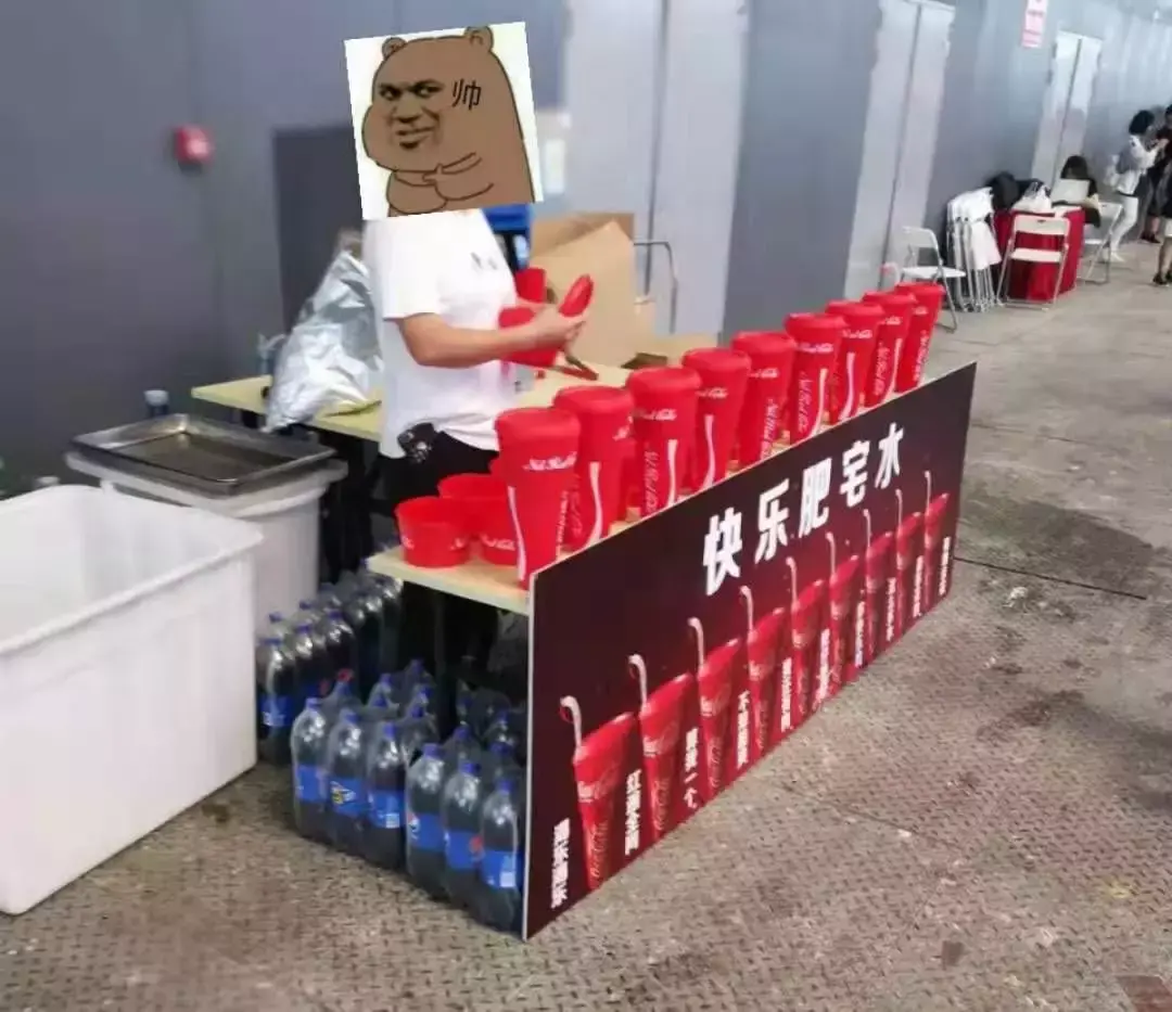 中國(guó)路邊的做燈箱廣告牌，我能笑一年27